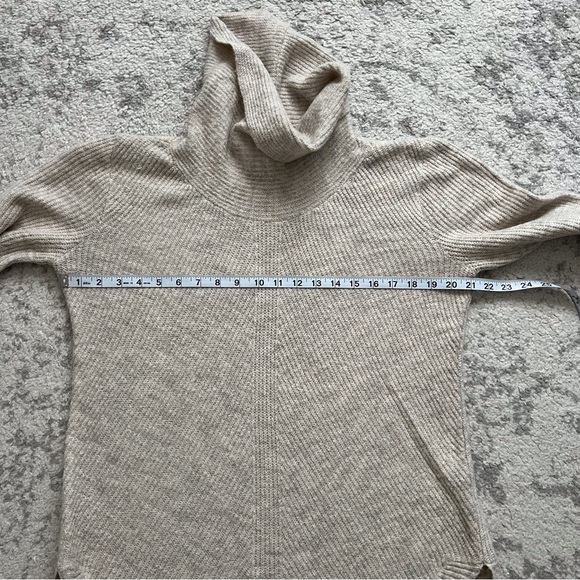 Tahari Womens Turtleneck Sweater Beige Tan Ribbed Knit Neutral Coastal Medium - Picture 4 of 7
